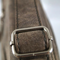 flache Umhängetasche in Wildlederoptik