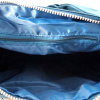 sportliche, leichte Umhängetasche aus wasserabweisendem Nylon mit vielen Außenfächern