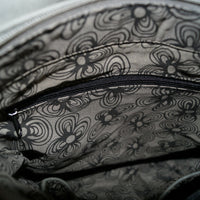 flache Umhängetasche aus robustem Kunstleder mit großer Deckelklappe