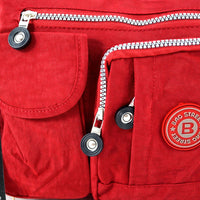 sportliche, leichte Umhängetasche aus wasserabweisendem Nylon mit vielen Außenfächern