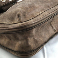 in der Größe variable Umhängetasche aus Kunstleder in Wildlederoptik