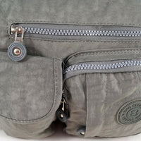 sportliche, leichte Umhängetasche aus wasserabweisendem Nylon mit vielen Außenfächern