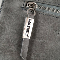 flache Umhängetasche aus robustem Kunstleder mit großer Deckelklappe