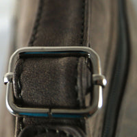 flache Umhängetasche aus robustem Kunstleder mit großer Deckelklappe